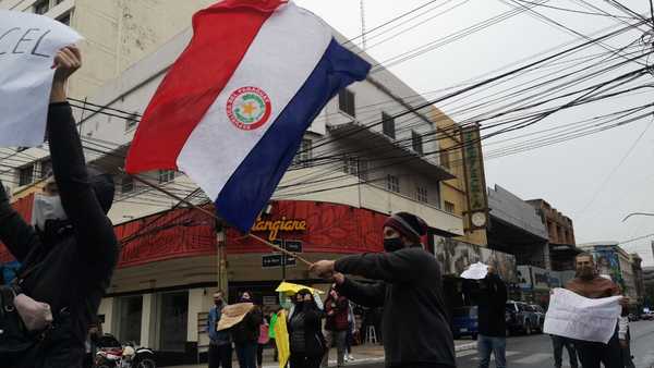 EN IMÁGENES: Universitarios se manifiestan por el Arancel Cero con bengalas, carteles y fuego - Megacadena — Últimas Noticias de Paraguay