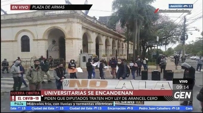 HOY / Universitarias se encadenan, piden a Diputados la aprobación del proyecto “Arancel Cero”