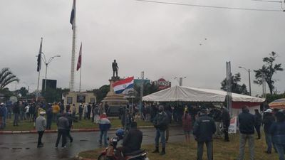 Manifestantes exigen exoneración de la ANDE y toman cruce de Coronel Oviedo - Nacionales - ABC Color