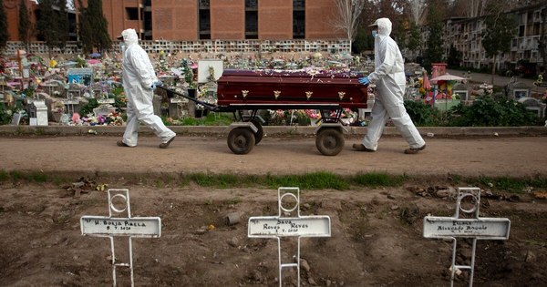 Sepultureros, ”última línea” ante la pandemia, abrumados por muertes en Chile