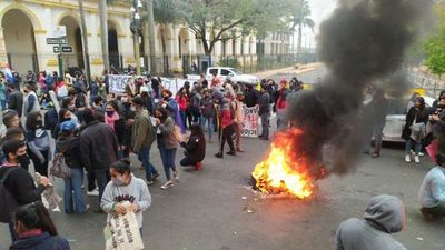 Universitarios decepcionados recrudecerán manifestaciones - Nacionales - ABC Color