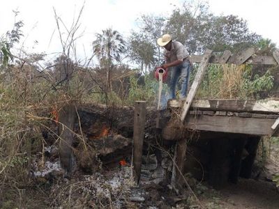 Incendio forestal quema un puente de madera en zona del Pantanal