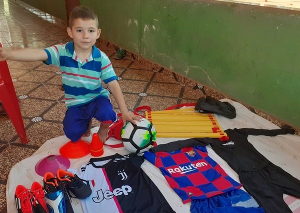 El mitã'i que hace más de 500 picaditas recibió para su botín y hasta para su indumentaria | Crónica