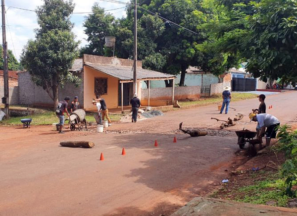 Vecinos reparan calle vecinal