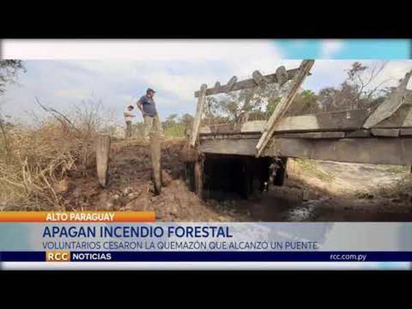 VOLUNTARIOS APAGARON INCENDIO FORESTAL QUE AFECTÓ A UN PUENTE EN BAHÍA NEGRA