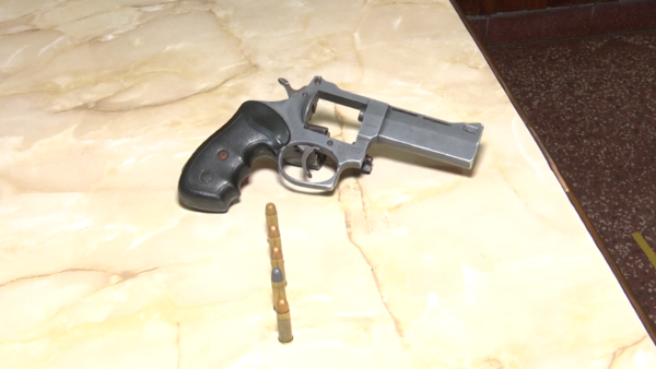 Víctimas de asalto atropellan a presunto delincuente