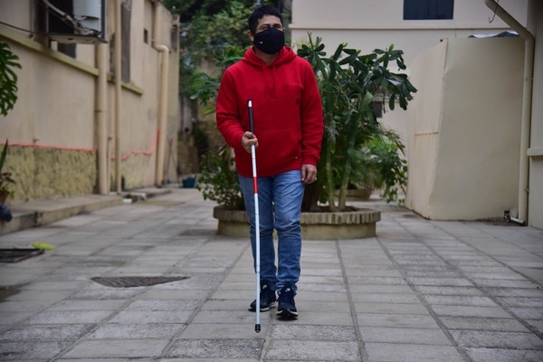 Personas ciegas y con sordoceguera deberán usar bastón en todo el territorio » Ñanduti