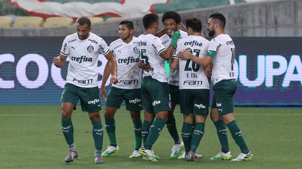 Flamengo cae goleado ante el último y empata el Palmeiras de Gustavo Gómez