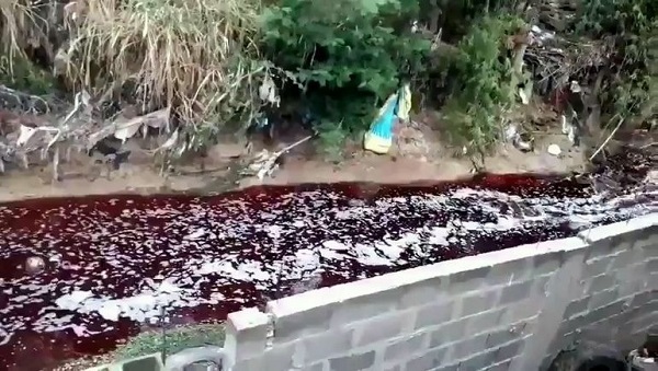 MADES interviene en caso de arroyo que se tiñó de rojo en San Lorenzo