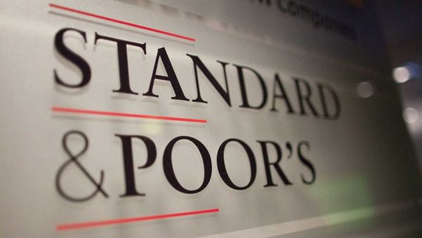 S&P 500 supera récord brevemente