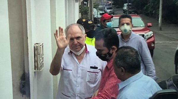 Ordenan arresto domiciliario para expresidente de Ecuador por presunta delincuencia