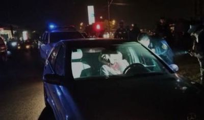 Joven asesinado a balazos tras detener la marcha en un semáforo