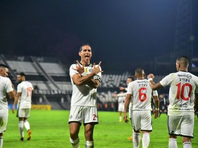 Roque mantiene al Olimpia como único líder