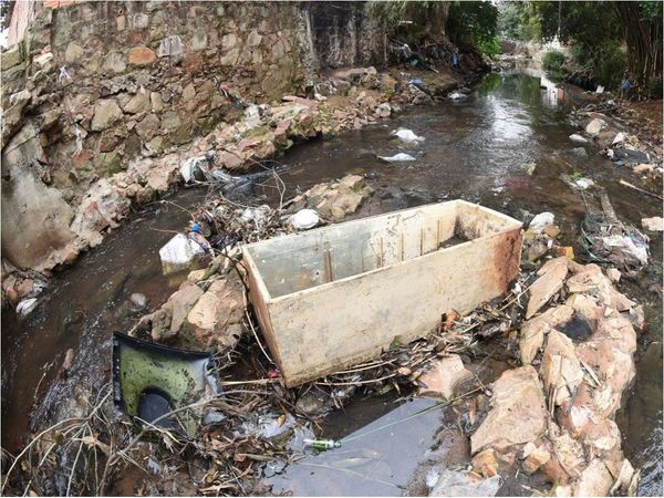 Desidia e inconsciencia serpentean en castigado arroyo San Lorenzo