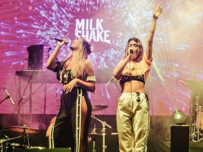 Show de humor y música cerca del río