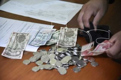Detienen a una pareja por dudosa extracción de dinero de un tragamonedas - Nacionales - ABC Color