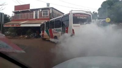 Densa humareda de “chatarra” generó molestias a conductores