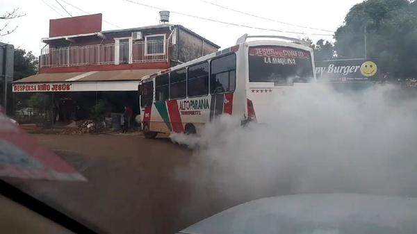 Densa humareda de “chatarra” generó molestias a conductores