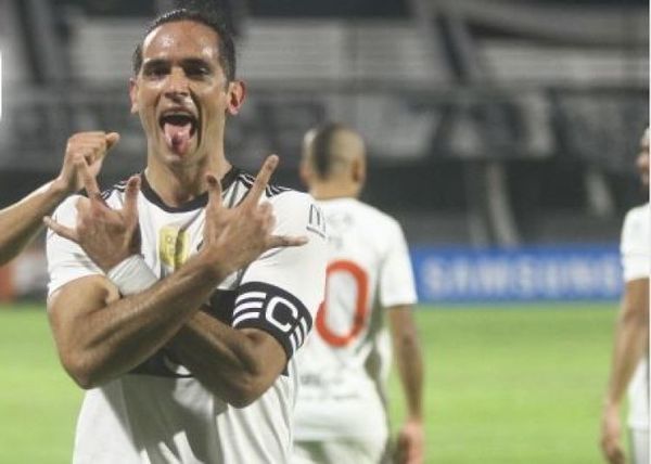 Roque Santa Cruz mantiene a Olimpia en lo más alto