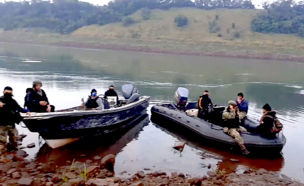 Marinos detienen a siete presuntos contrabandistas durante patrulla por la zona de la usina Acaray