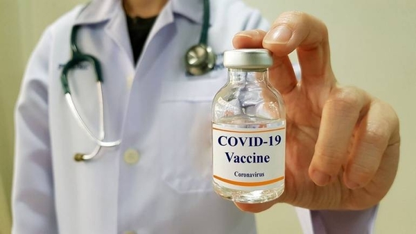 HOY / Prometedora vacuna de Oxford sigue en fase tres