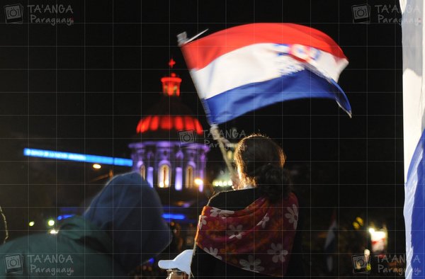 Día de la única bandera en el mundo que tiene dos figuras diferentes en el anverso y reverso » San Lorenzo PY