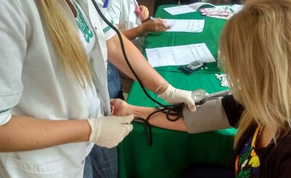 Instan a mantener controlados niveles de hipertensión, diabetes, etc.