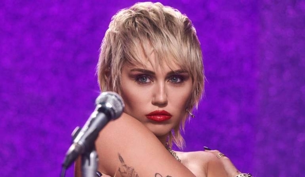 HOY / Miley Cyrus consuma su esperado retorno a la música liberada y ochentera