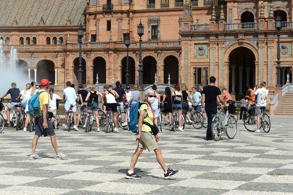 COVID: España prohíbe fumar en la calle, cierra discotecas y bares ante 2.935 nuevos casos