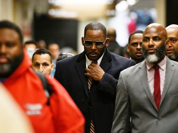 Imputan a mánager de R. Kelly que amenazó a un cine por emitir película sobre abusos