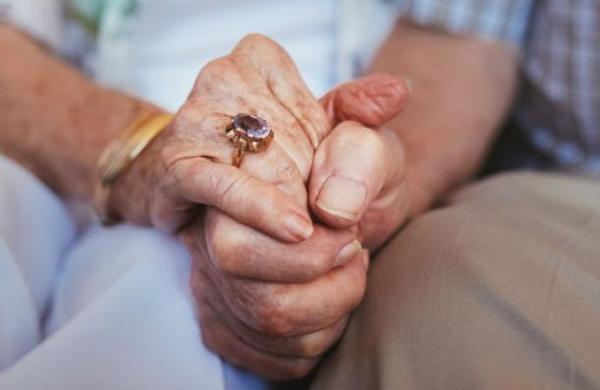 El escalofriante hallazgo de dos ancianos 'momificados' al interior de un departamento - SNT