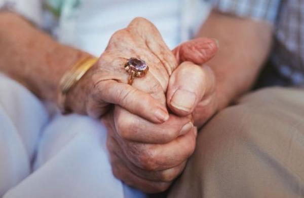 El escalofriante hallazgo de dos ancianos 'momificados' al interior de un departamento - C9N