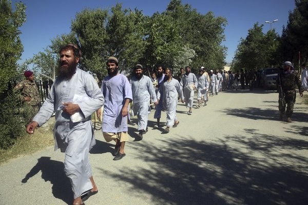 Kabul inicia liberación de 400 talibanes antes de diálogo