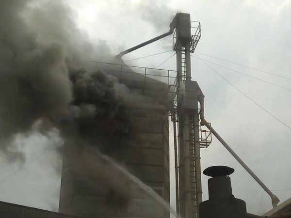 Incendio afecta planta de una Cooperativa en Obligado