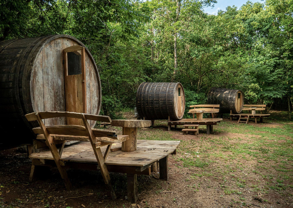 Barriles de vino alojan a turistas en el Salto Suizo