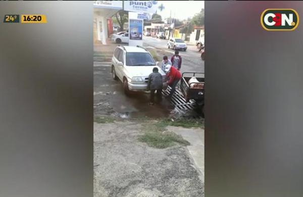 Alcantarilla con rejillas rotas genera peligro en barrio Santa María - C9N