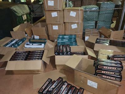 Más de 600 miras para armas estaban abandonadas en un contenedor