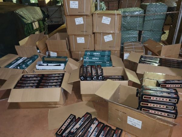 Más de 600 miras para armas estaban abandonadas en un contenedor