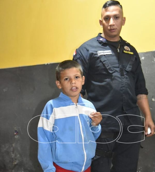 Niño extraviado aguarda a sus familiares en la comisaría 24a. Metropolitana - Nacionales - ABC Color