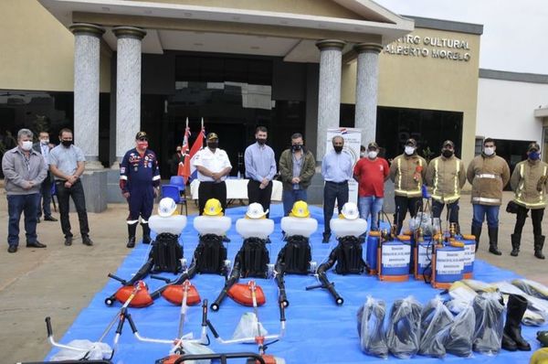 Gobierno departamental entrega equipos a Bomberos Voluntarios rojos