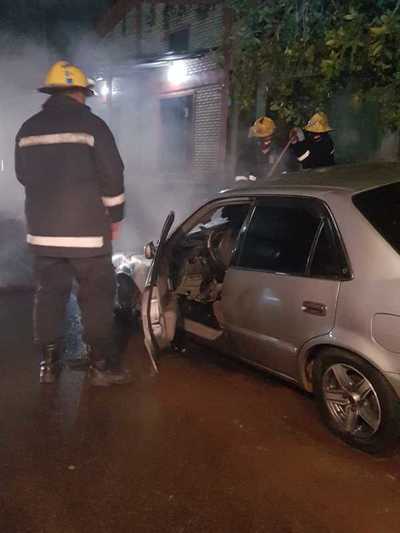 Vehículo se incendió en el barrio San Isidro de Coronel Oviedo – Prensa 5