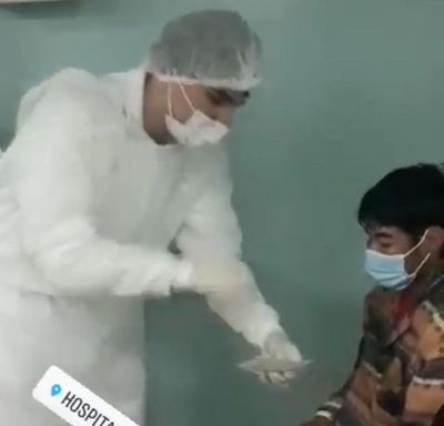 Enfermero asiste a paciente sordomudo gracias a que estudió lenguaje de señas  - ABC en el Este - ABC Color