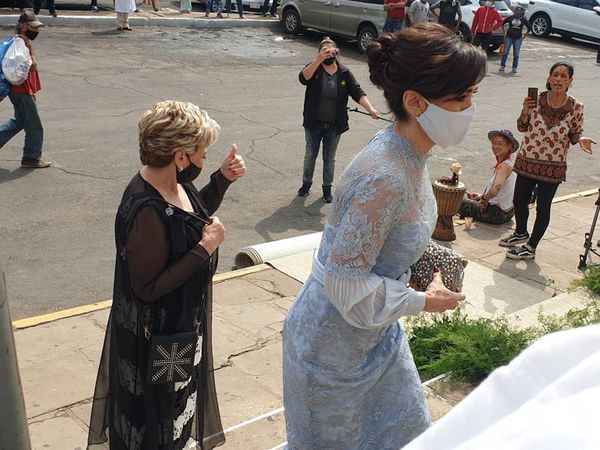 Manifestantes escrachan a invitados de la boda de Sol Cartes - Nacionales - ABC Color