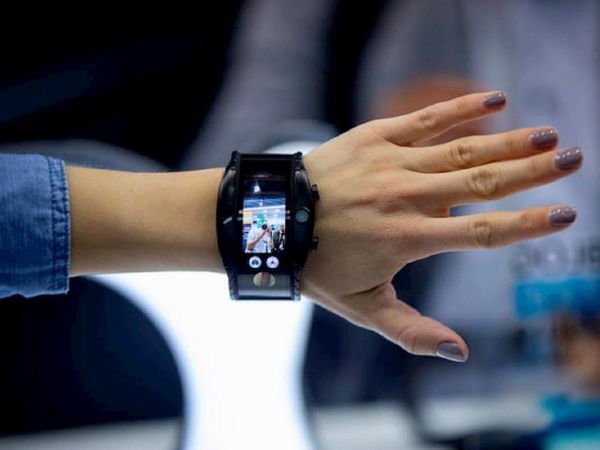 Pulsera inteligente garantiza la distancia social en lugares públicos