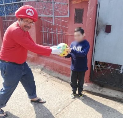 Mario Bros paraguayo entregó juguetes a los peques | Crónica