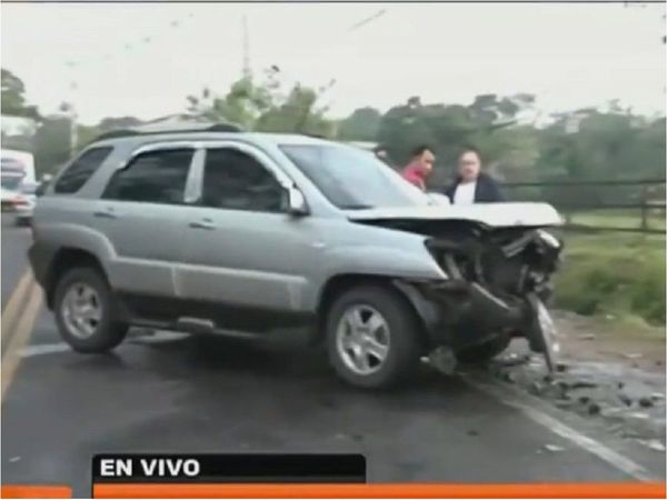 Adelantamiento indebido ocasiona aparatoso percance en Luque