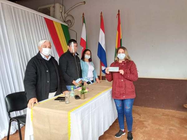 INTENDENTE ENTREGÓ APORTE A ESTUDIANTES DE EDELIRA.