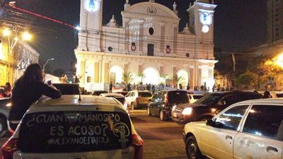Cientos de manifestantes piden justicia para Alexa Torres frente a la Catedral  - Nacionales - ABC Color