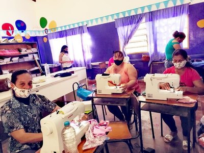 Hacen tapabocas para tener platita en la casa | Crónica