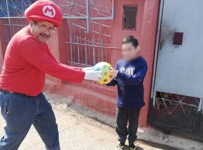 Mario Bros paraguayo entregó juguetes a los peques | Crónica